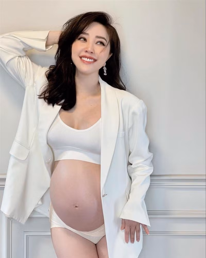 Như bộ ảnh mới nhất chẳng hạn, Bảo Thy khoe hình ảnh ở tuần thai 36, khi cô đã tăng 9kg so với thời son rỗi.