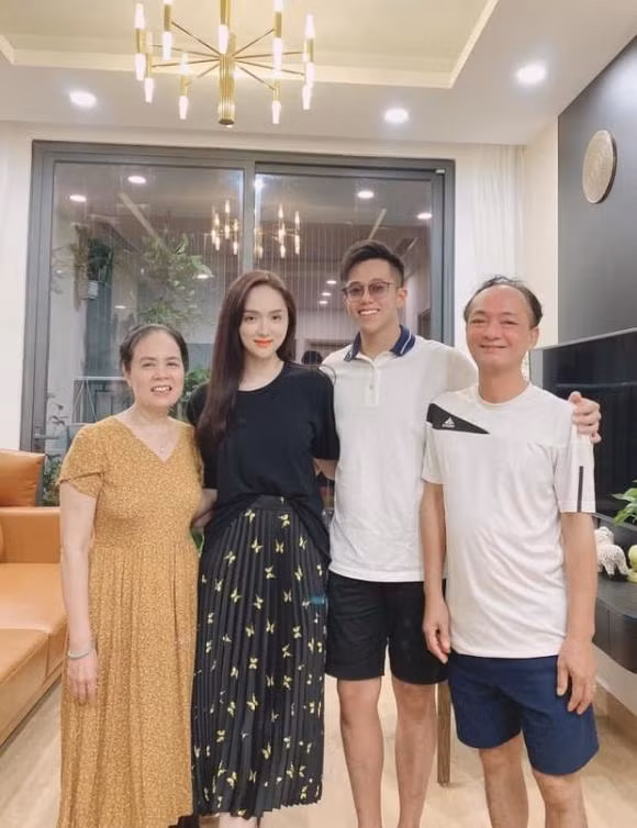 Trước đây, Matt Liu từng về ra mắt bố mẹ bạn gái và ghi điểm trong mắt người nhà của "Nữ hoàng chuyển giới". Tuy nhiên, có thể đây chỉ là sự trùng hợp bởi một số chung cư có thiếu kế hao hao giống nhau.