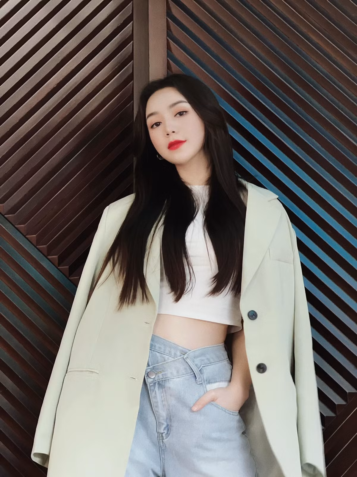 "Những người thích mặc đồ đen thường rất mạnh mẽ, thích sống tự lập, không thích dựa dẫm người khác, khá là tốt bụng và đặc biệt rất chung tình. Không tin yêu thử sẽ rõ", Quỳnh Kool 'thả thính' trên mạng xã hội.