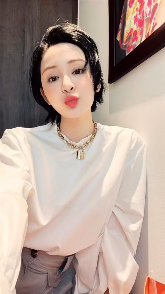 Dẫu vậy, cô nàng khẳng định mình chỉ tiêm chút filler ở chóp mũi chứ không thực hiện phẫu thuật "đập đi xây lại".