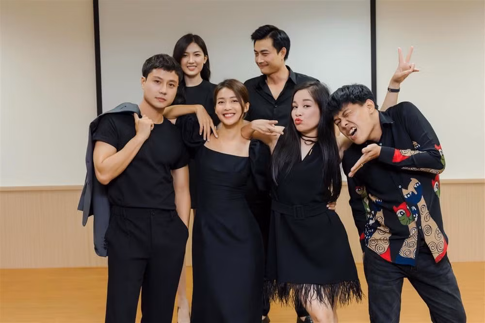 br/> Vừa qua, ekip "11 tháng 5 ngày" đã tổ chức tiệc off đoàn với sự góp mặt của dàn diễn viên. Dễ thấy, về trang phục, nếu như team Hương vị tình thân tổ chức off đoàn với dresscode màu trắng thì đoàn phim "11 tháng 5 ngày" lại chọn mặc màu sắc đối lập - màu đen.