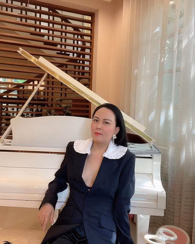 Nữ doanh nhân cũng rất chịu khó đu trend với mốt áo blazer mặc kèm nội y khoe "núi đôi" trập trùng.