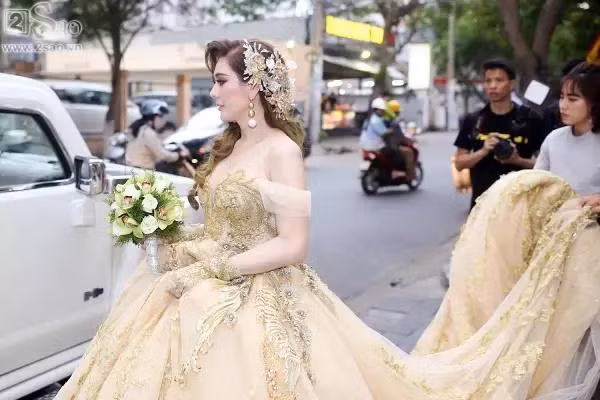Nữ ca sĩ diện váy dài quét đất.