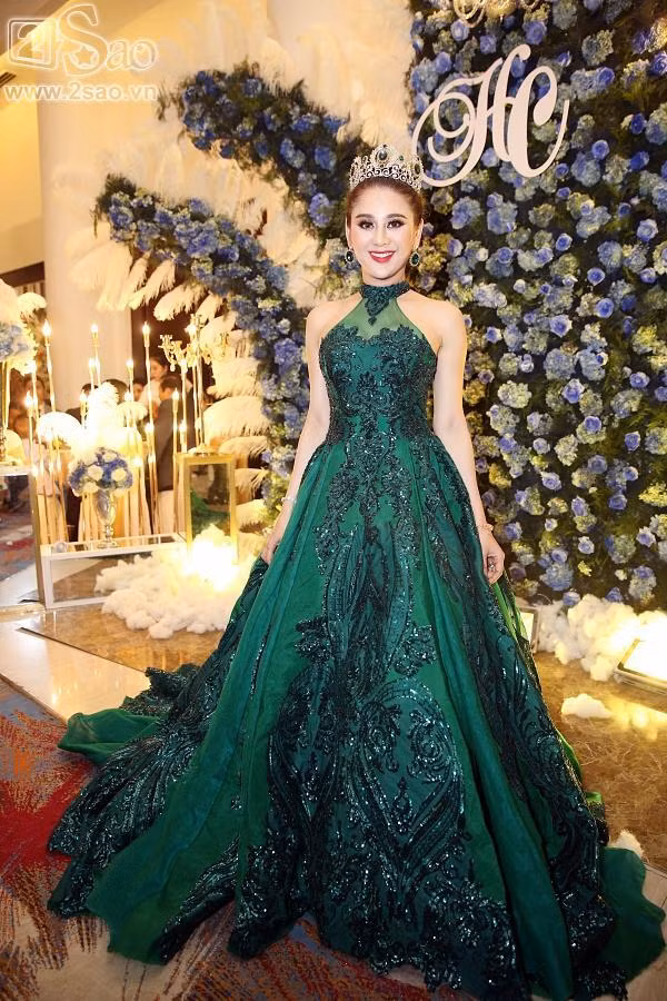 Nữ ca sĩ thay liên tục 5 bộ váy lộng lẫy trong ngày cưới.