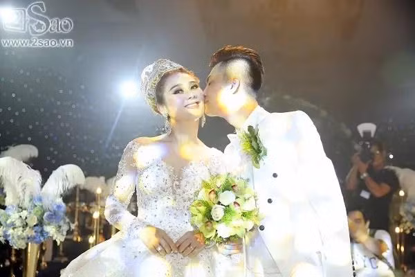 Người đẹp chuyển giới lộng lẫy trong chiếc váy trắng khi làm lễ. Ông xã kém tuổi Phi Hùng liên tục trao cử chỉ mật ngọt.