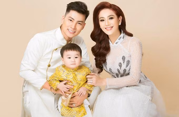 Tua lai dam cuoi rinh rang khien Lam Khanh Chi 