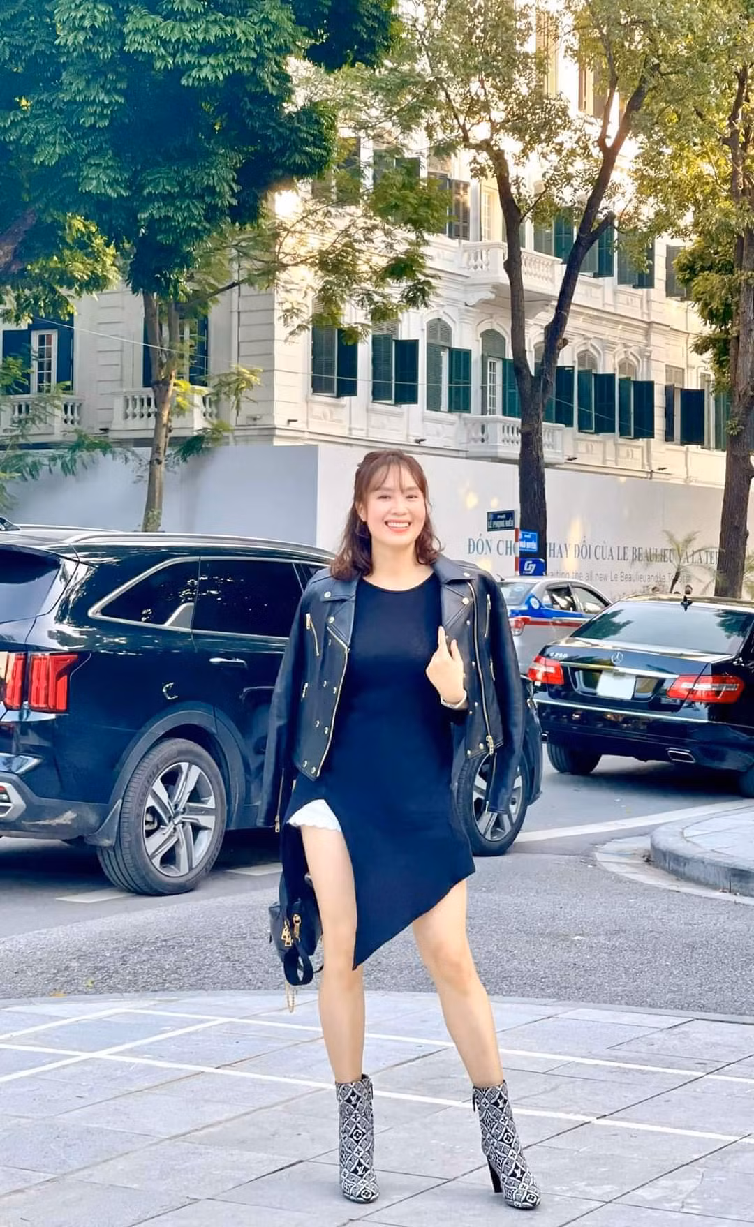 Diễn viên Hồng Diễm dạo phố phường.