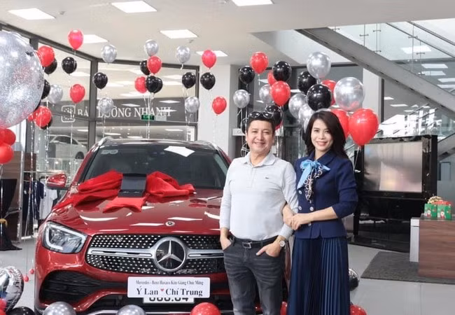 Nhân ngày tốt, Chí Trung cùng bạn gái - doanh nhân Ý Lan tậu xe ô tô mới.