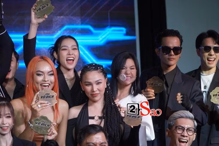 Khi chương trình đang ở phần phát biểu, Kiều Minh Tuấn lặng lẽ ngồi một góc bấm điện thoại, sau đó ra về một mình. Cát Phượng một lúc sau mới rời khỏi sự kiện.