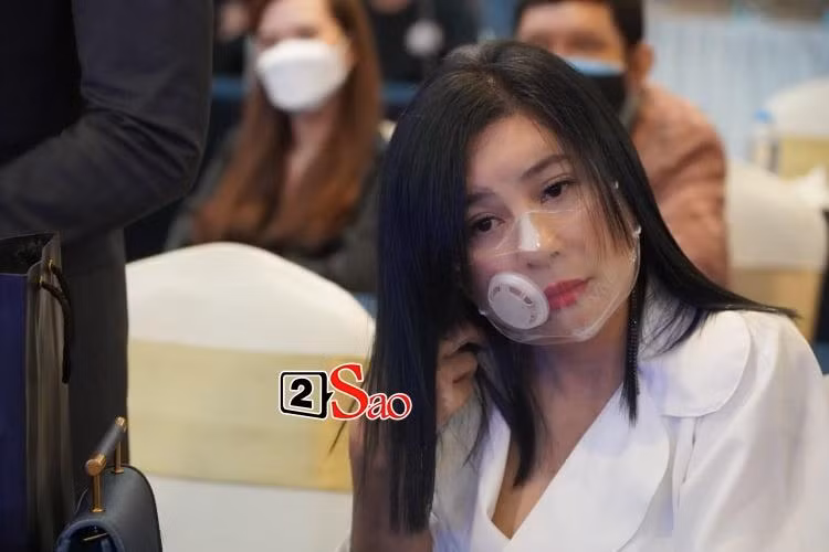 Cát Phượng ngồi gần Quách Ngọc Ngoan, cách xa vị trí Kiều Minh Tuấn.