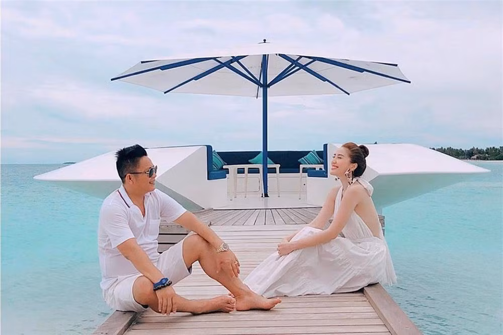 Hình ảnh đi du lịch Bảo Thy chia sẻ thường được chụp với góc khéo léo, không để ông xã lộ diện lộ liễu.