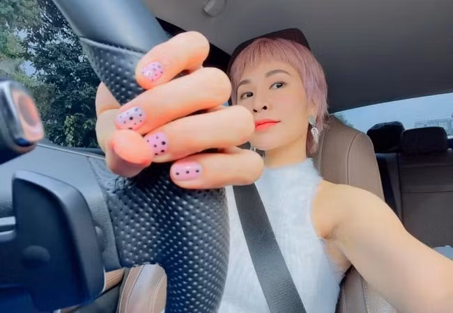 Uyên Linh tự lái xe lên Đà Lạt để nghỉ dưỡng kết hợp công việc.