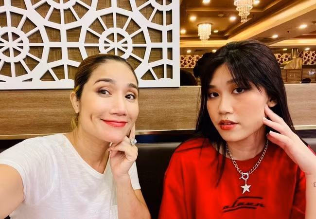 Cát Tường selfie cùng con gái khi hai mẹ con sum họp đi ăn đầu tuần.