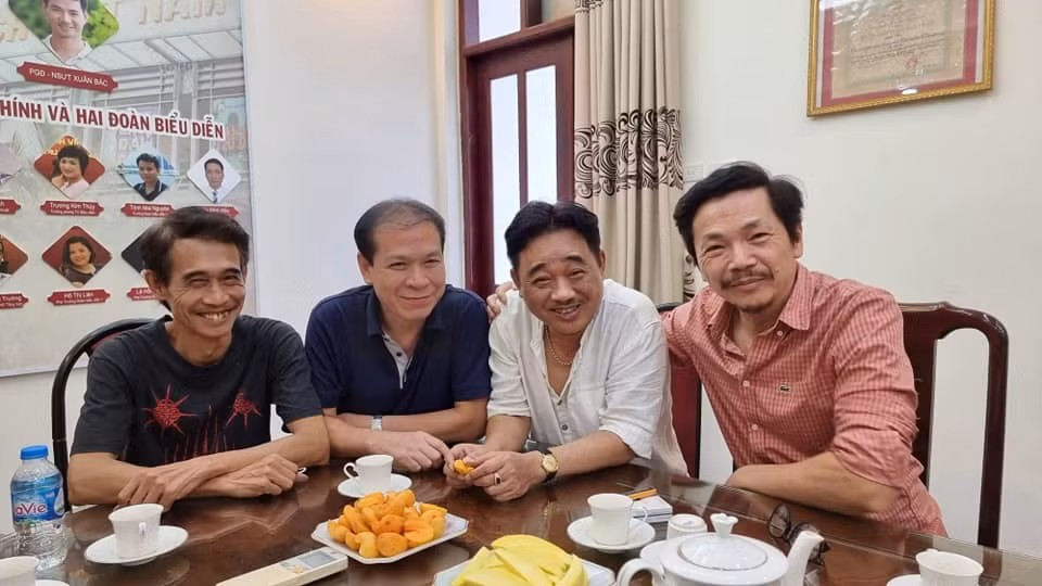 "Các đại ca mang dòng máu chính hiệu Nhà Hát Kịch Việt Nam", nghệ sĩ Xuân Bắc vui vẻ chụp ảnh đồng nghiệp.