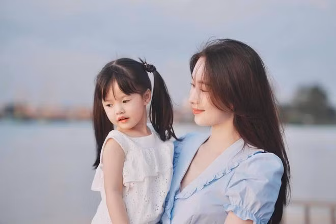 Sau khi kết hôn cùng doanh nhân Trung Tín và có 2 nhóc tỳ kháu khỉnh, Đặng Thu Thảo ít hoạt động trong showbiz mà thay vào đó là dành nhiều thời gian để vun vén cho gia đình. Có thể thấy, dù đã là mẹ 2 con nhưng nhan sắc của nàng Hậu vẫn rất gì và này nọ.