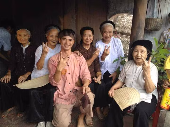 "Không nói nhiều. Chúng tôi xin chào các bạn Trung Quốc - thế nhỉ", nghệ sĩ Xuân Bắc đăng hình hóm hỉnh dự đoán trước trận đấu Việt Nam - Trung Quốc.