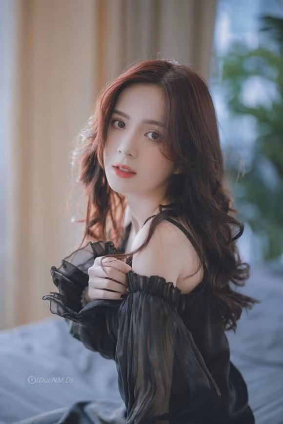 Sau vai diễn đầu tay Jun trong "Những ngày không quên", Nguyễn Hoàng Ngọc Huyền trở lại màn ảnh ở bộ phim thứ 2 trong series "Cảnh sát hình sự" mang tên "Mặt nạ gương" đang phát sóng trên VTV.