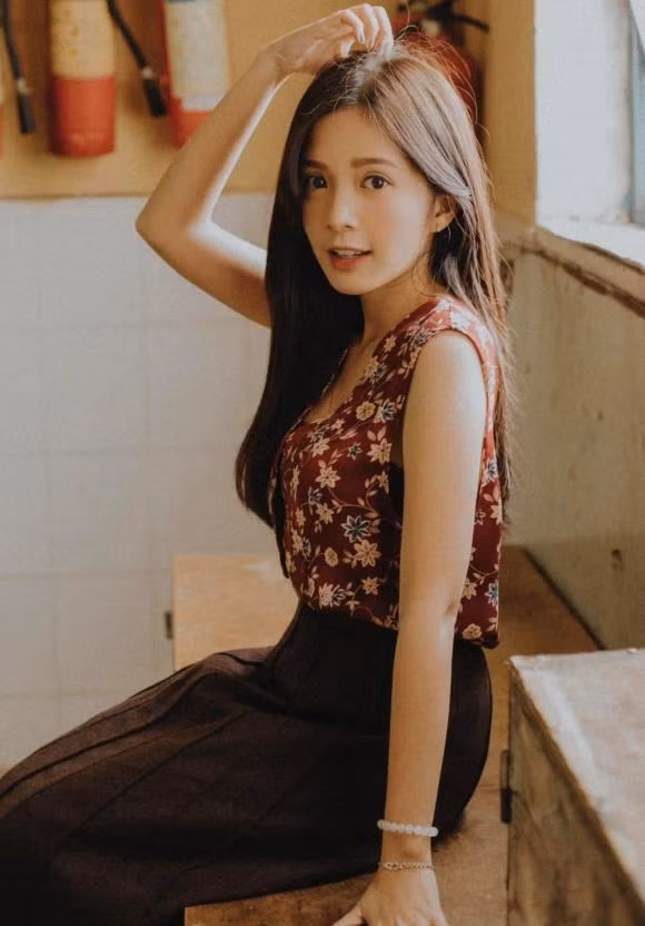 Sắp bước sang tuổi 25 nhưng Nguyễn Hoàng Ngọc Huyền sở hữu gương mặt trẻ hơn tuổi.
