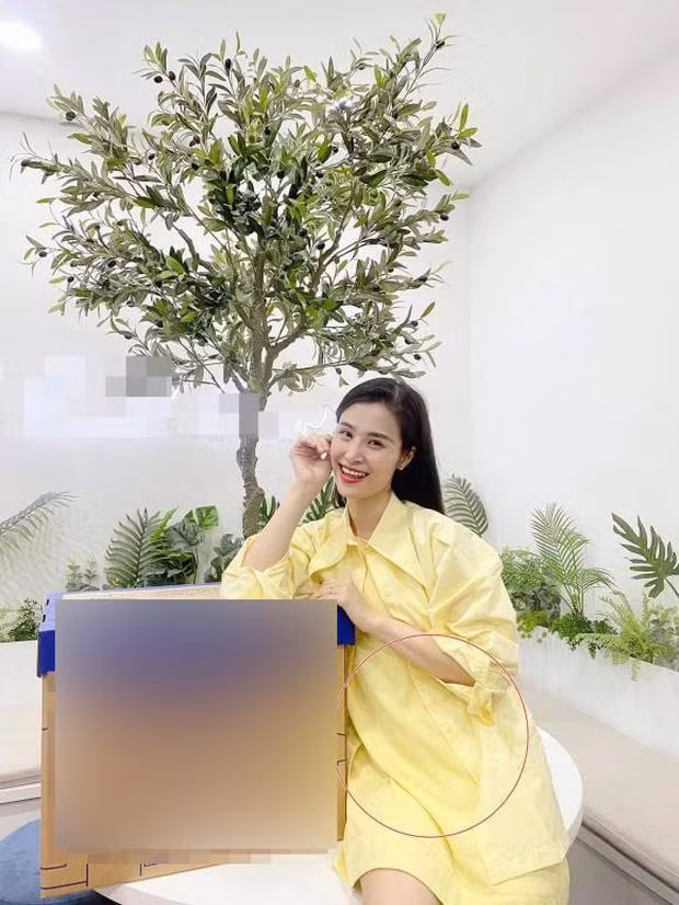Trừ những lúc đi biểu diễn hay dự event cần diện đồ bắt mắt hay bó sát sexy, hội mỹ nhân Việt đều chuộng trang phục rộng rãi, thoáng mát ở đời thường. Thế nhưng, có một item lại nhiều lần khiến loạt người đẹp bỗng rơi vào vòng nghi vấn... có bầu. Đó chính là những kiểu đầm suông , xòe rộng. Bằng chứng như mới đây, Đông Nhi hay Diệu Nhi đều bị tố bầu bí lần 2 chỉ vì những lựa chọn váy áo tai hại. Sau một thập kỉ hẹn hò, Đông Nhi - Ông Cao Thắng đã có với nhau một tiểu công chúa là bé Winnie. Song mới đây, nữ ca sĩ lại bị netizen soi ra chi tiết vòng 2 lùm lùm như có bầu, thậm chí khuôn mặt cũng có phần tròn trịa hơn. 