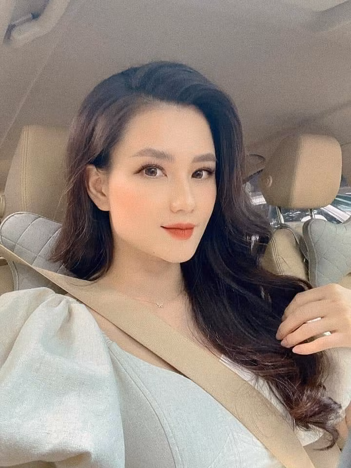 MC Huyền Châu xinh đẹp, dịu dàng.