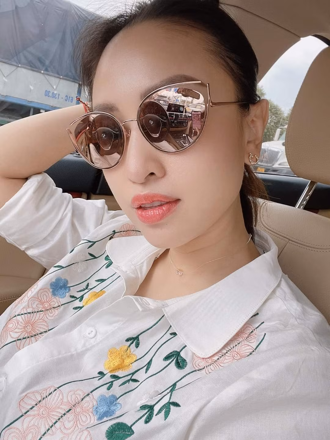 Vân Hugo khoe lâu lâu mới mặc áo sơ mi trắng đi làm.