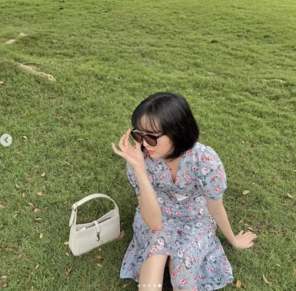 Mới đây nhất, cô lựa chọn chiếc váy hoa đơn giản và giấu dáng khoe trên trang cá nhân. Mái tóc thưa của mỹ nhân 9X tiếp tục lộ dấu hiệu mỏng như sắp hói một phần trán. 