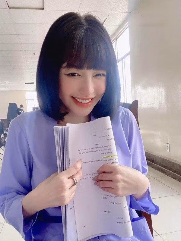 Không chỉ tóc mà gương mặt khác lạ của mẹ bỉm sữa cũng nhiều lần khiến cô dính nghi vấn thẩm mỹ.