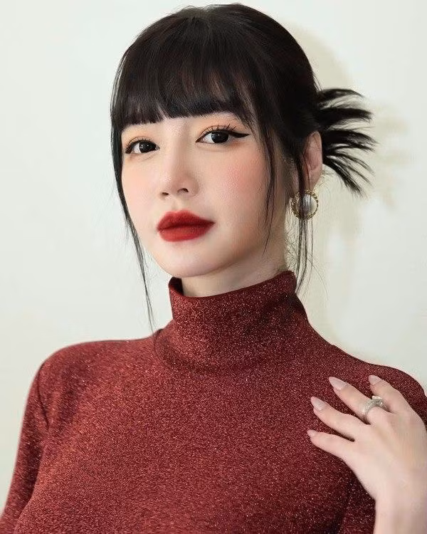Trước đây cô để tóc dài thướt tha để tạo được nhiều kiểu.