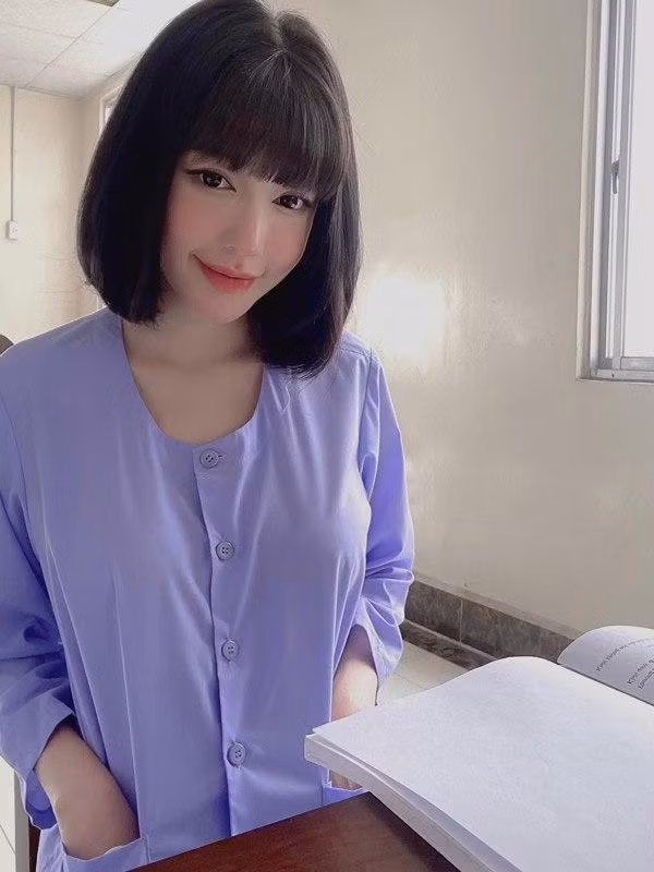 Thế nhưng vẫn mái tóc ấy nhưng thay đổi chút layout trang điểm nhẹ nhàng hơn thì Elly Trần ghi điểm tuyệt đối với vẻ ngoài ngây thơ.