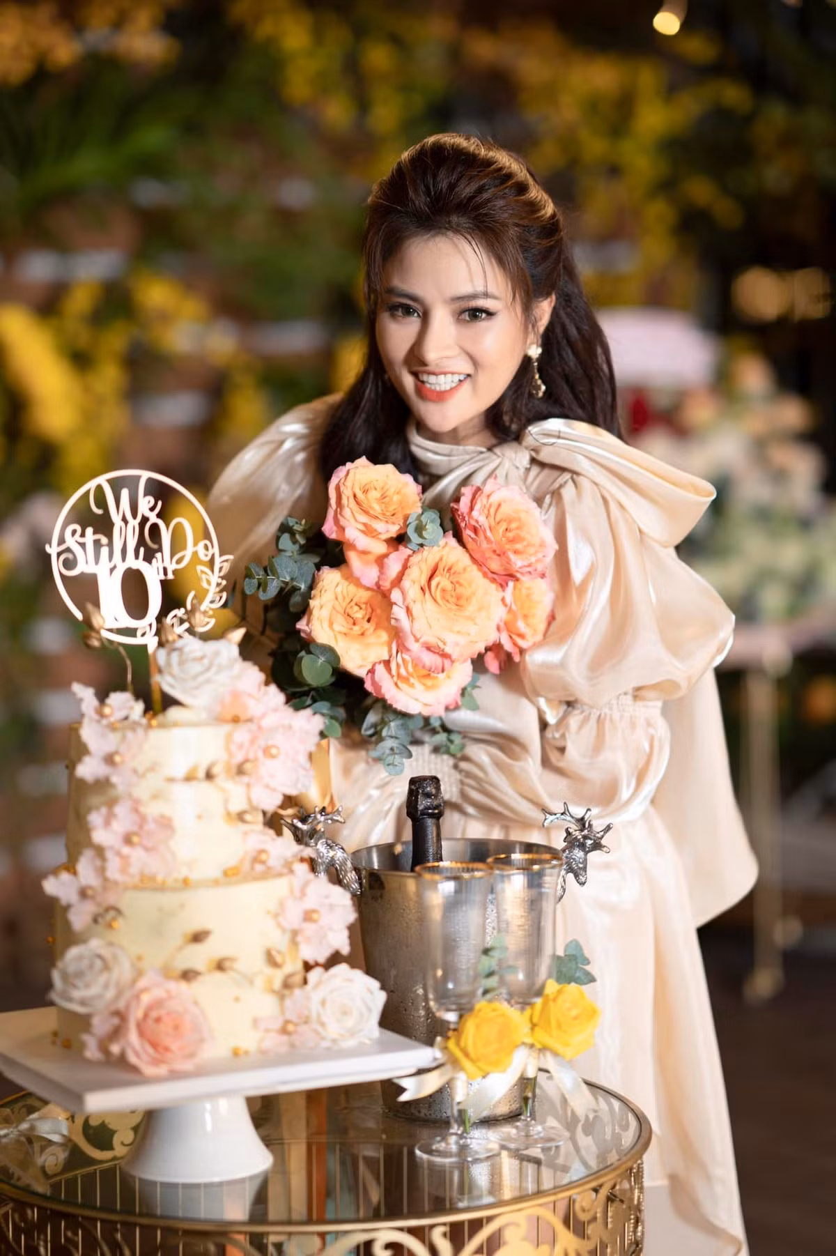 'Tôi biết cách yêu thương chồng con hơn vì mình có một gia đình cần xây dựng hạnh phúc. Vợ chồng cùng hướng đến sự an yên trong cuộc sống', người đẹp chia sẻ.