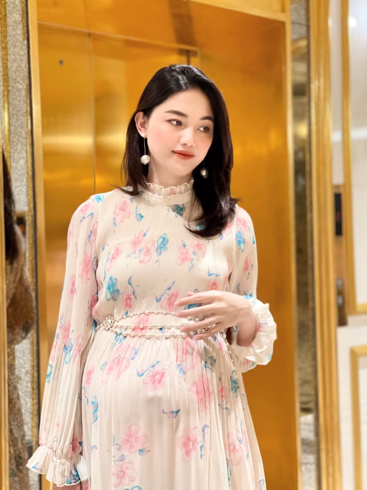Á hậu Thanh Tú khoe bụng bầu lần 2 xinh đẹp.