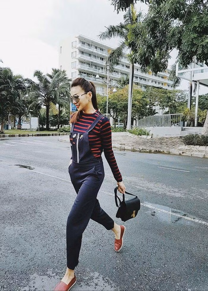 Có người chuộng style kín đáo, năng động. Cũng không ít người đẹp thích phá cách nên thản nhiên "đập tan" hình tượng, phơi bày vòng 2 hay khuôn ngực sau chiếc quần yếm ngộ nghĩnh. Cùng xem các sao Việt mặc quần yếm sẽ ra sao?