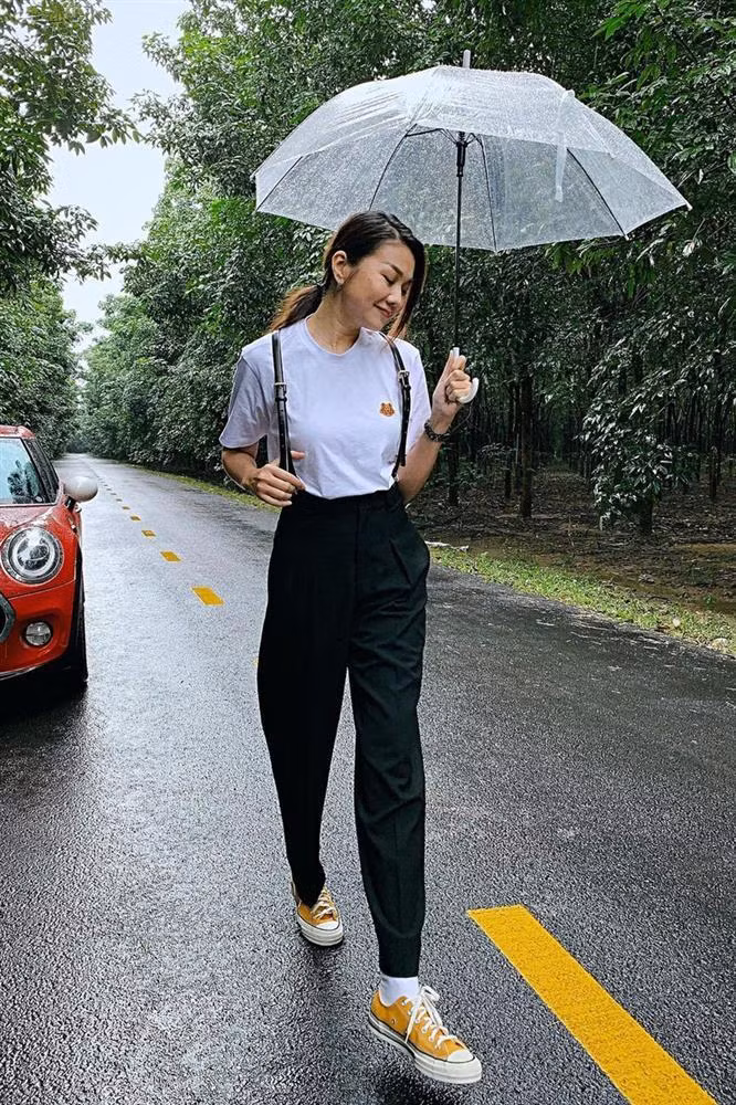 Được xem là biểu tượng thời trang nổi bật của Việt Nam, Thanh Hằng chưa bao giờ khiến fan thất vọng về gu ăn mặc. Chỉ với item áo thun trắng cơ bản, nàng siêu mẫu cũng có hàng trăm ý tưởng mix match thú vị với quần yếm.