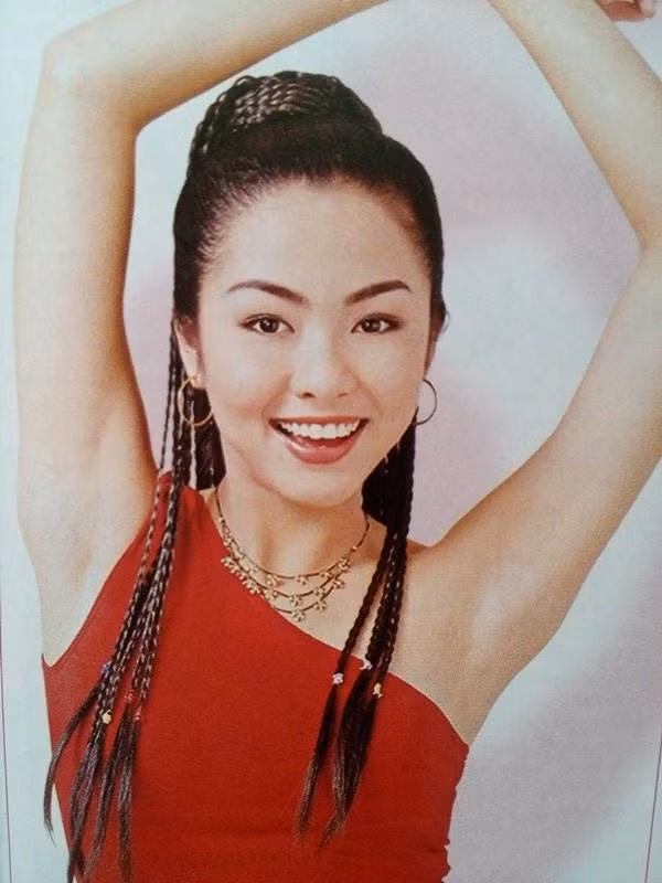 Dù không còn tham gia nhiều các hoạt động showbiz, lui về chăm sóc gia đình và kinh doanh nhưng Tăng Thanh Hà vẫn luôn gây được sức hot mỗi khi xuất hiện. Ngọc nữ khiến nhiều người ngưỡng mộ bài tài năng, nhan sắc lẫn cuộc sống viên mãn bên thiếu gia Louis Nguyễn. Đặc biệt, ở tuổi 35 và sau hai lần sinh nở, nữ diễn viên vẫn giữ gìn nhan sắc lẫn vóc dáng nuột nà.