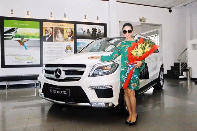 Ngoài ra, giọng ca phòng trà còn sở hữu chiếc Mercedes GL500 4Matic có ngoại thất màu trắng nội thất màu Beige giá 5 tỷ.