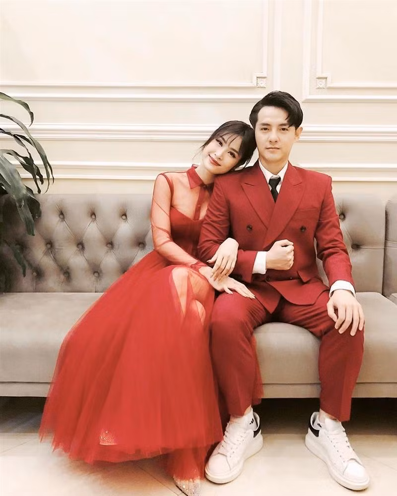 Vẫn bộ váy đó nhưng vèo một cái là Đông Nhi có ngay bộ đồ xịn sánh vai cùng chồng yêu đi sự kiện khác.