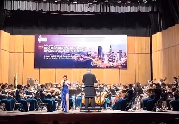 Nhiều fan còn từng cảm thán: "Chị bận tiết kiệm để còn dành tiền mua váy cưới phải không?".