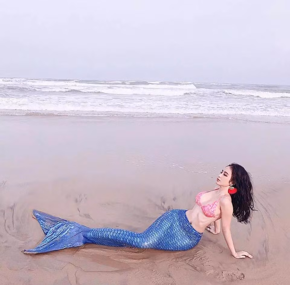 Angela Phương Trinh cũng quyết định "đốt mắt" dân tình với hình tượng nàng tiên cá ngọt ngào, tươi tắn. Làn da trắng không tì vết như càng được tôn lên cùng chiếc đuôi cá màu xanh