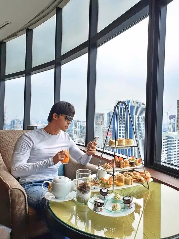 Sau khi nhà đại diện thương hiệu lên tiếng, nhiều dân mạng chế giễu việc Ngọc Trinh xài gương pha-ke mà tag tên nhà sản xuất như thật. Nathan Lee cũng có màn ''cà khịa'' cực mặn về sự việc này của nàng mẫu nội y. Nam ca sĩ chia sẻ dòng trạng thái trên trang cá nhân: ''Đang suy nghĩ xem có nên mua 10 cái gương cho Noel soi không?''.