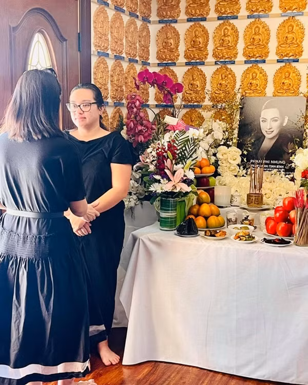 Sau hơn 1 tuần mẹ mất, con gái Phi Nhung - Wendy Phạm - vẫn không giấu được nỗi buồn mất mẹ. Gương mặt của cô gái trẻ vẫn còn khá xanh xao, mắt sưng vì khóc nhiều. Các đồng nghiệp khi đến viếng đều cố gắng thăm hỏi, trò chuyện và động viên Wendy Phạm vượt qua nỗi đau mất mẹ.