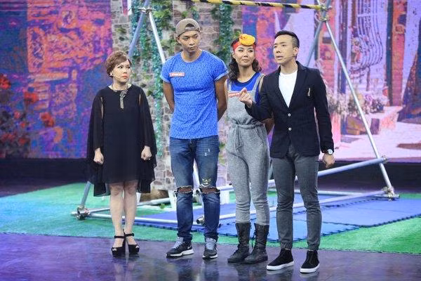 Chiều cao "3 mét bẻ đôi" của Việt Hương có lẽ đang nằm trong top những nghệ sĩ có chiều cao khiêm tốn.