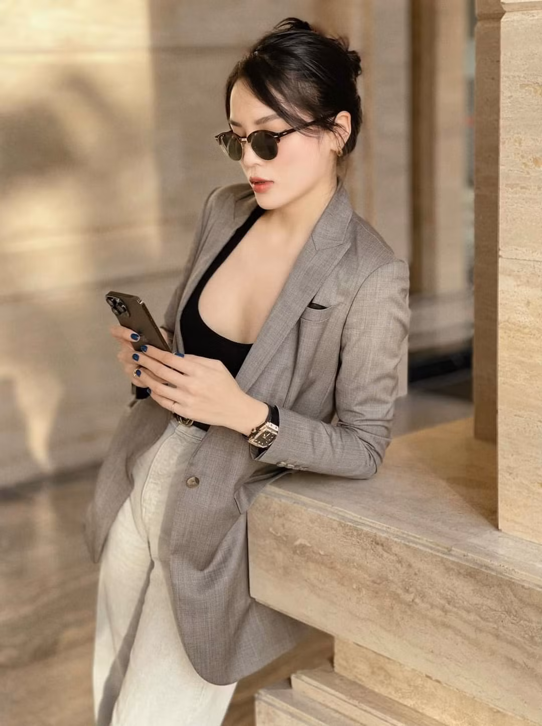 Kỳ Duyên khoe ngực đầy với vest xẻ sâu.