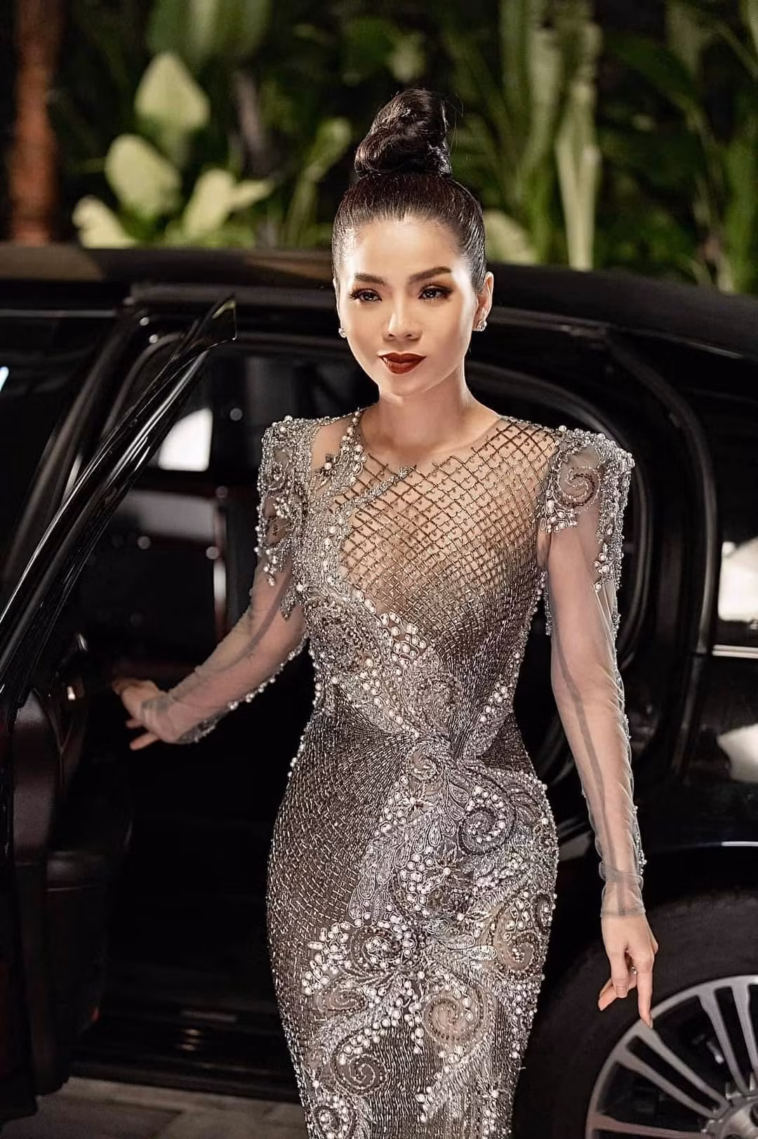 Ca sĩ Lệ Quyên cá tính với váy bó sát.