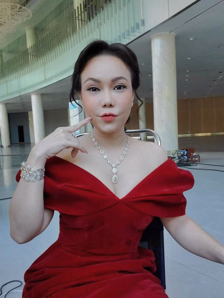 Bộ trang sức cô dùng để đi đóng phim này từng được Việt Hương định giá 4 tỷ khi Khả Như hỏi thăm.