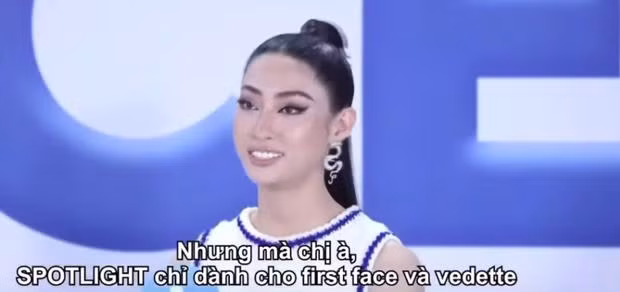 Bên cạnh gương mặt nhợt nhạt kém sắc, cô nàng còn gây chú ý khi đã chứng tỏ mình "nhỏ nhưng có võ", dám thẳng thắn "chặt chém" đàn chị là TyhD Thùy Dương trên ghế nóng bằng phát ngôn gây tranh cãi.