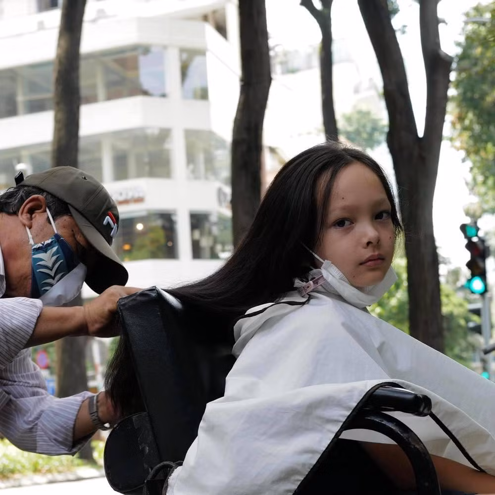Nữ ca sĩ đưa con trai đi cắt tóc nhưng chính người thợ cũng phải bất ngờ trước hình ảnh mái tóc của bé Tôm.