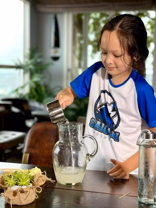Ngày thường bé Tôm thường cột tóc gọn gàng.