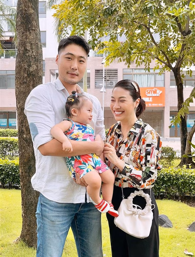 Pha Lê và Emmanuel Shin đăng ký kết hôn vào tháng 7/2020. Ông xã nữ ca sĩ là người Mỹ gốc Hàn, từng tốt nghiệp đại học ở Mỹ và hiện là giám đốc một công ty tại Việt Nam. Tháng 10/2020, Pha Lê sinh con gái đầu lòng cho chồng ngoại quốc. Cặp đôi đang tận hưởng hôn nhân hạnh phúc.