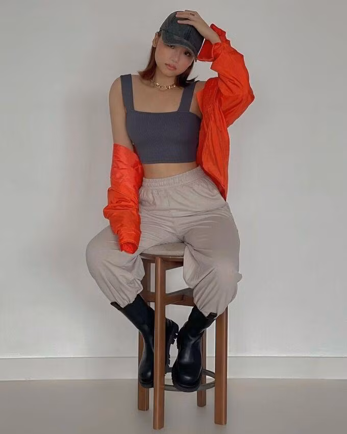 Những item bó sát là tội lỗi với những cô nàng tạng người đô con như Miu Lê, bởi chúng dễ làm lộ những khuyết điểm trên cơ thể. Hiện tại, cô nàng đã "đoạn tuyệt" với quần dài bó sát, thay vào đó là các kiểu quần dáng rộng.