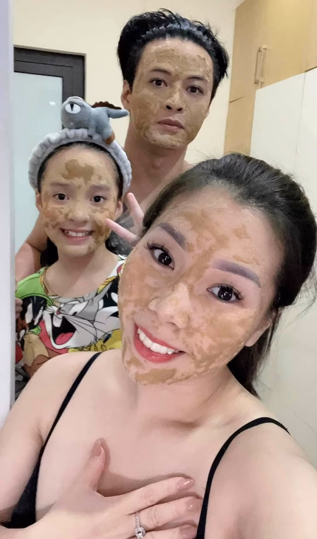 Gia đình diễn viên Hồng Đăng khoe cùng nhau chăm sóc da.